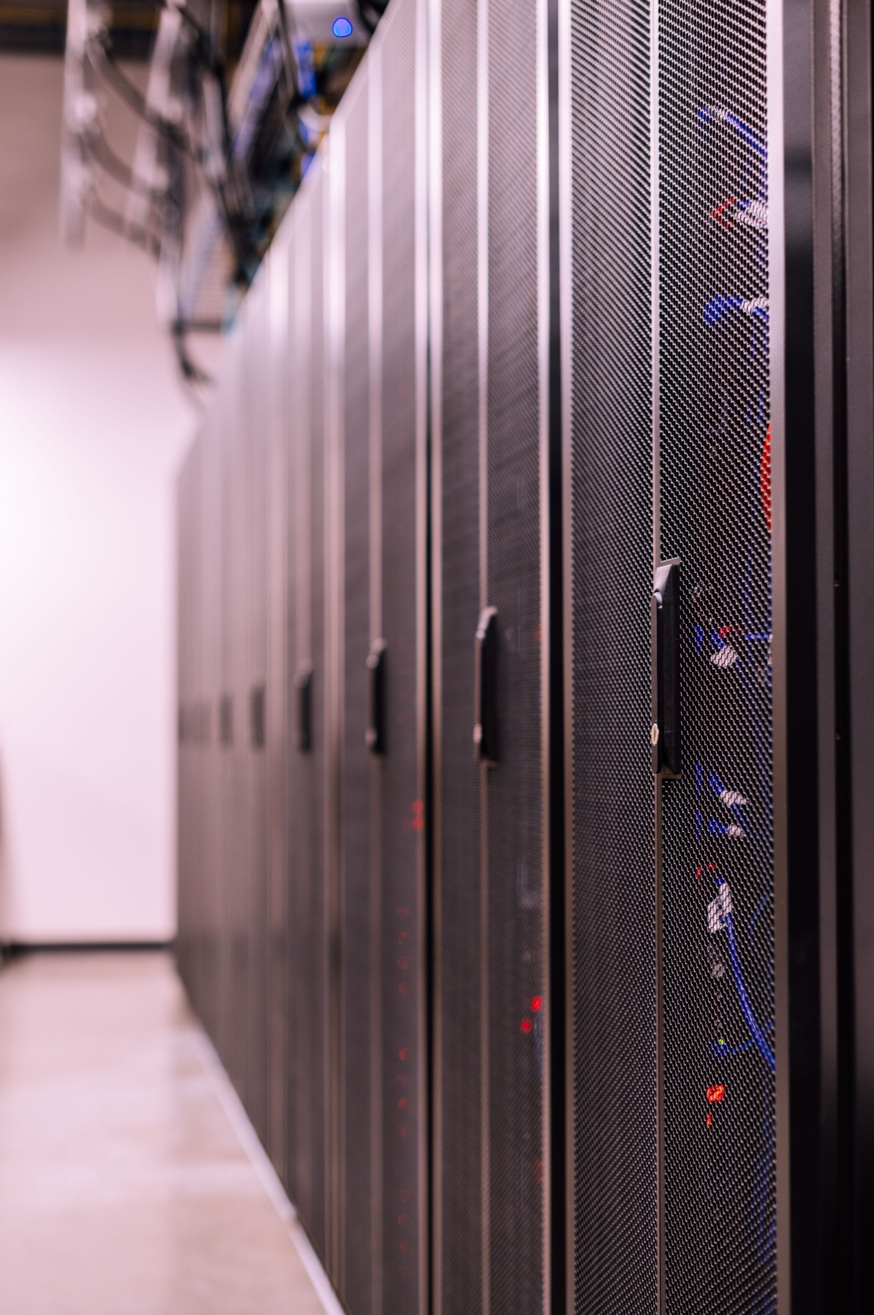 Server scaling: how does a site stay up under high traffic?